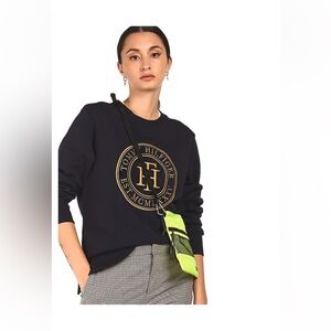 Navy classic Tommy Hillfiger logo sweatshirt.